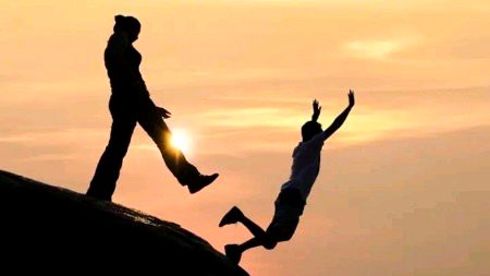 "بچھڑ کر کیا لوٹیں گے وہ لوگ جو ساتھ رہ کر بھی ہمارے نہیں تھے۔"