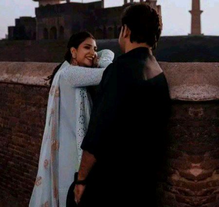ہنس ہنس کے سُنا تی ہے جہا ں بھر کے فسانے پُو چھوں تیرے با رے میں تو رو دیتی ہے بارش۔