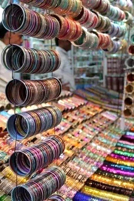 چوڑیاں لیتے وقت چڑھانے کے لیے اپنے ہاتھ مردوں(دکان والے) کے ہاتھ میں نہ دیا کریں آپ کا ہاتھ پکڑنے کا حق ہر کسی کو نہیں ہونا چاہیے  چوڑیاں پسند کرو اور بو لیں کہ پیک کر دیں   گھر آ کے ماما سے پہنا لو یا  کوئی حل نہیں تو شیمپو لگا کے صابن لگا کے پہن لیں سمپل حل لیکن اتنی پڑھی لکھی ہو کے یہ عجیب حرکت نہ کریں ❤️
 اگر برا لگے تو معذرت 🙂