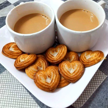 اِک چائے دو کپوں میں برابر سی بانٹ کر
اکثر کِیا ہے فرض کہ 'تنہا نہیں ہوں میں'