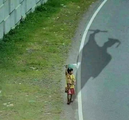 تصویریں بولتی ہیں 
عکس الٹے دکھائی دیتے ہیں مجھے 
چھین لو مجھ سے آئینہ میرا