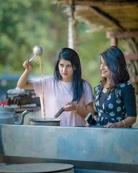 ہمیں قبول ہے روز کا سر درد بھی۔۔
بس تیرے ہاتھ کی چائے ہو میسر ہو۔۔