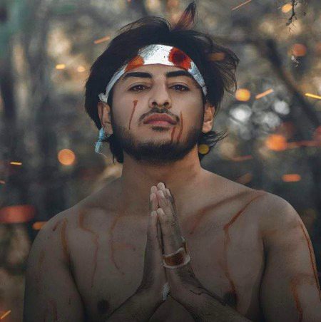 وہ ہمیں اپنے رویے سے اتنی اذیت دیتا ہے کہ
🥹
رونے کے بعد دلاسے بھی مجھے دیتا ہے
زخم کے بعد نمک ٹھیک لگاتا ہے
اک اذیت کو ہرا دیتے ہیں میرے جیسے 
اس کا کیا وہ تو فقط ہونٹ چباتا ہے