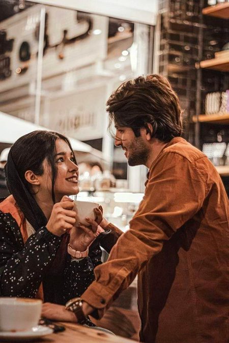 ایک نعمت سے یہ بھی کم تو نہیں
وہ محبت سے دیکھتا ہے مجھے!