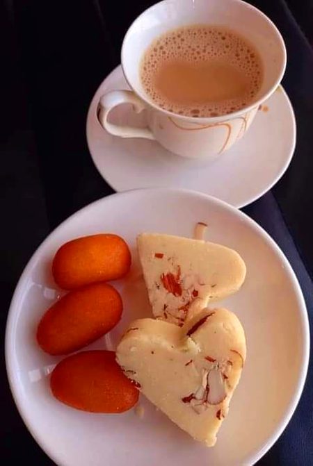 لوگ کہتے ہیں چائے صحت کے لیے اچھی نہیں
ہماراکہنا ہے وہ محبت ہی کیا جو تکلیف نہ دے😊