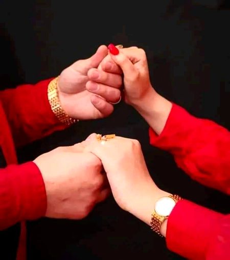Mere hath me pata nhi kiska hath hay