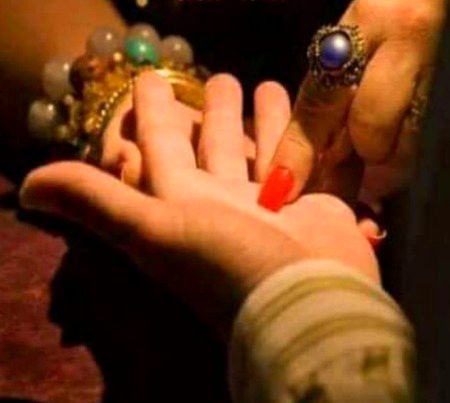 کُچھ اسیِر لوگوں کی ہاتھ کی لکیروں میں 
.....
قِسمتیں نہیں ہوتیں , عُمر قید ہوتی ھے