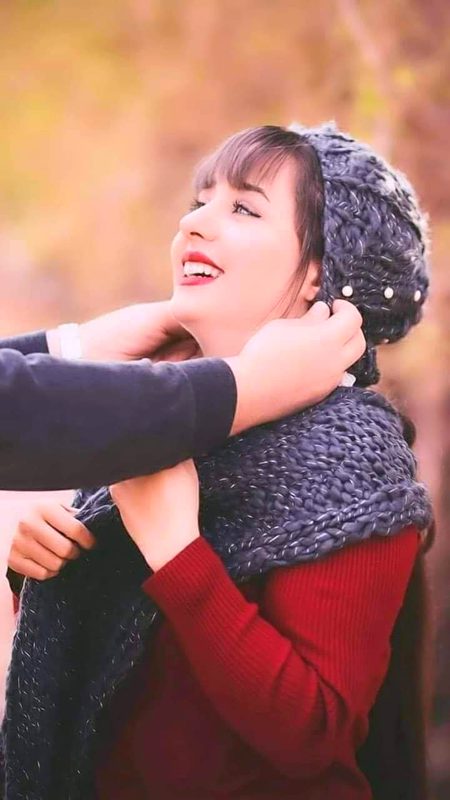 دھوکہ دیتی ہے حسین چہروں کی چمک اکثر
ہر کانچ کے ٹکڑے کو ہیرا نہیں کہتے🖤✌