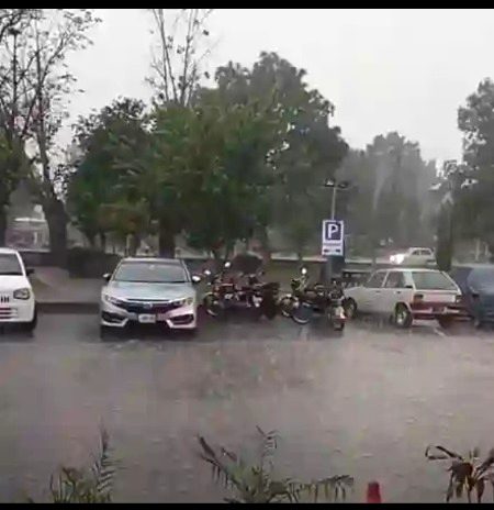 Hmry sher ma utra kamal ka mosam 
Barish ar garj chamk