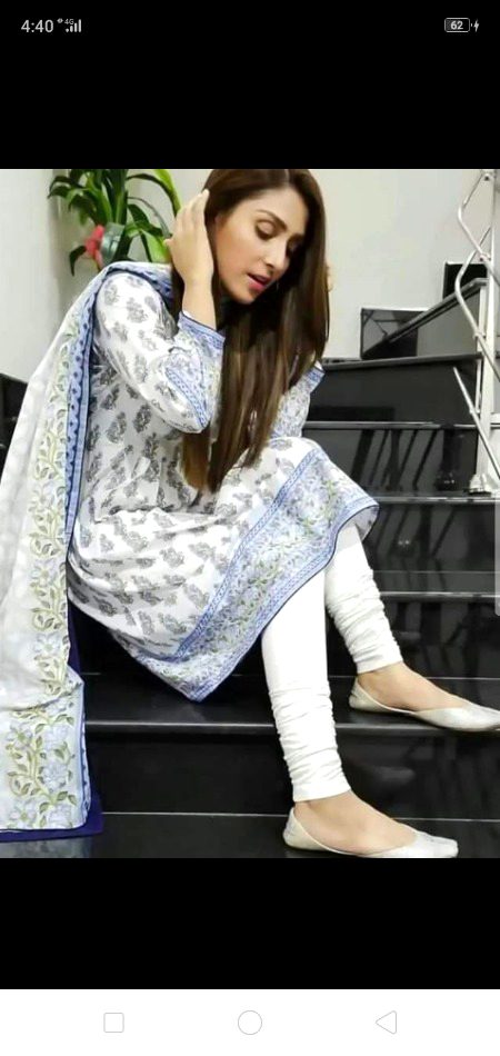 نیند آتی ہے مجھے رات بڑی مشکل سے
پھر کوئی خواب میری آنکھ میں آ لگتا ہے
کب تلک لوٹ کے آؤ گے بچھڑنے والو
خالی رستے پہ کھڑا شخص برا لگتا ہے.. 🖤🔥🥀
نیند آتی ہے مجھے رات بڑی مشکل سے
پھر کوئی خواب میری آنکھ میں آ لگتا ہے
کب تلک لوٹ کے آؤ گے بچھڑنے والو
خالی رستے پہ کھڑا شخص برا لگتا ہے🔥 MAHii 💔