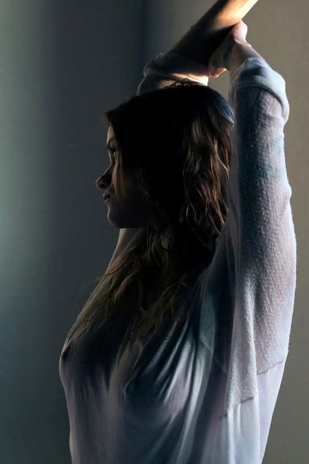 میں دشت دشت رُسوا،
تُو سراب سا مُسلسل.
میں لمحہ لمحہ تنہا،
تُو خواب سا مُسلسل.
مشہور ہیں نگر میں
میری تشنگی کے قصے
میں قَریہ قریہ پیـاسی
تُو آب سا مُسلسل.
میں عکسِ آشنائی،
تُو سراپا دل لگی ہے.
میں خار خار زندگی،
تُو گلاب سا مُسلسل.
میں گلی گلی مسافر،
تیرے قُرب کی دیوانی،
میں کوچہ کوچہ بکھری،
تُو نایاب سا مُسلسل💔Unzii🥀