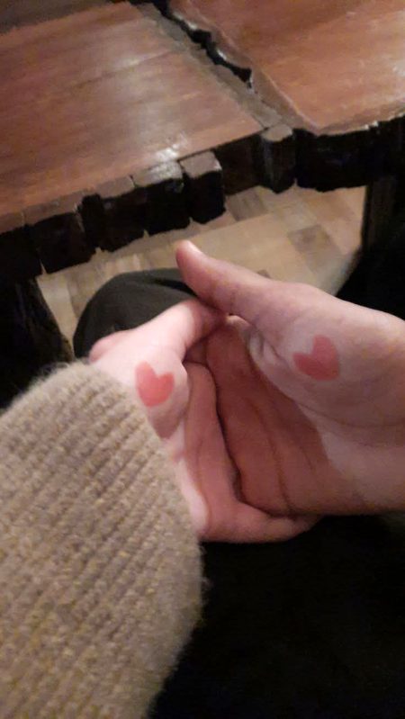 سایہ کیسا؟  صرف شجر لکھ لینے سے
اُڑ سکتے ھو تم کیا پر لکھ لینے سے؟
سارا جنگل گھوم کے واپس آ جاتا ھوں
اپنے  اندر  کا   منظر لکھ لینے سے
ساری  دنیا مٹھی میں آ جاتی ھے
تیرا  نام  ہتھیلی  پر لکھ لینے سے.