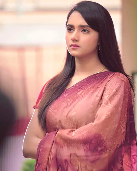 "-🌼
اِتنے بِھی نادان نہیں ہم_ہم کو پَڑھنا آتا ہے
کون سا لہجہ دِل کی دُنیا_کون سی" دُنیا داری ہے🔥 Mahii 💔