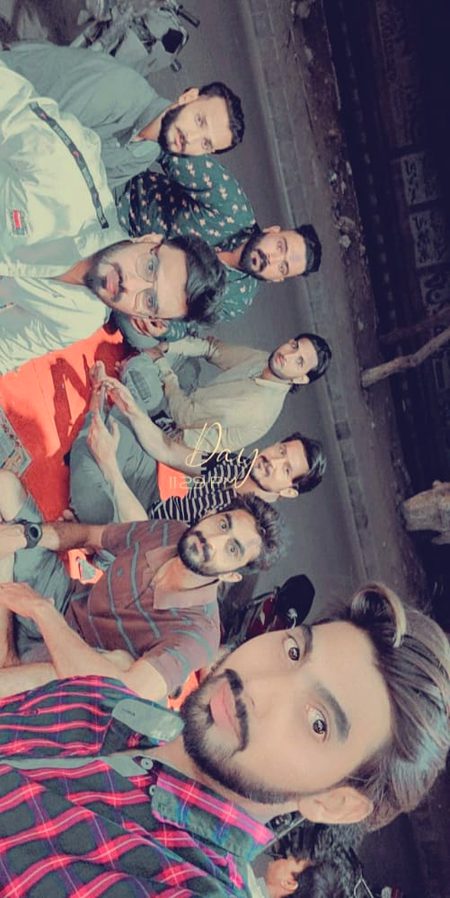 PaWry *wItH* FrIEnDs 😊
Boly to her ek friend kameena hota ha .g5