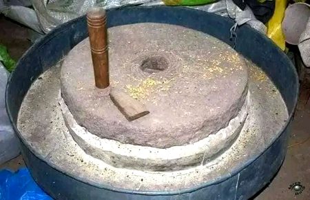 پرانے دور کو یاد کرنے والی لڑکیو
اسوقت یہ کام بھی ہوتا تھا 
بہت سی لڑکیاں اس چیز کو نہیں جانتی ہونگی 
یہ آٹا پیسنے والی چکی ھے، اس میں دانے ڈال کے اسکو گھمانا پڑتا ھے، کافی زور لگتا ھے، 
آج کل تو صرف ایک بٹن دباؤ تو آٹا تیار،