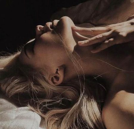 گلابی لب، غزل آنکھیں، جبیں روشن، گھنی زلفیں
تیری نیت بگڑنے کے سبھی اسباب پورے ہیں💋💞🩷🫣