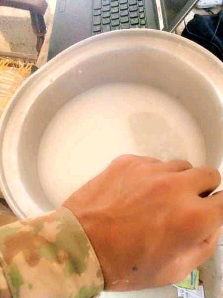 Jas ko garmy hu rahy wo ajai thandi pee Hy 😜👈