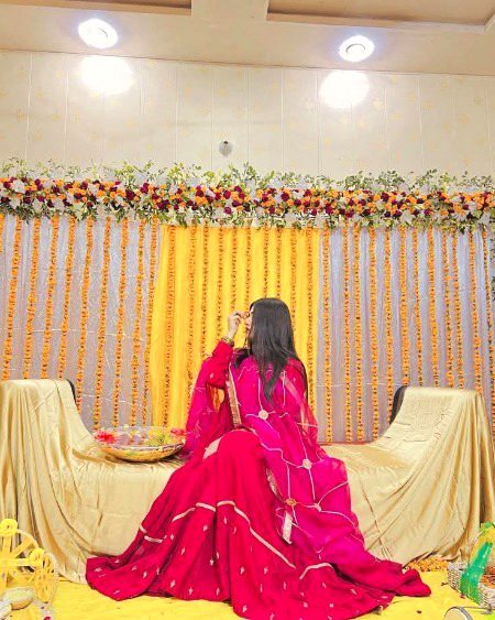 عجیب فیشن ہے۔
مسلمان مردوں کو کوئی فرق ہی نہیں پڑتا 
کہ انکی سجی سنوری دلہن کو 
ایک نامحرم فوٹوگرافر ہر زاویے سے دیکھیں؟؟؟
ہر انداز کی تصاویر لیں؟؟؟
جیسے چاہیں اسکا دوپٹہ سیٹ کریں؟؟؟
غیرت" کی اس قدر کمی اس معاشرے میں 
کبھی نہ تھی..
شریف گھرانوں کی لڑکیاں اس قدر "حیا" سے عاری 
کبھی نہ تھیں 💔😞