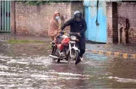 ہائےئےئےئے ایسا مرد نصیب والوں کو ملتے ہیں
