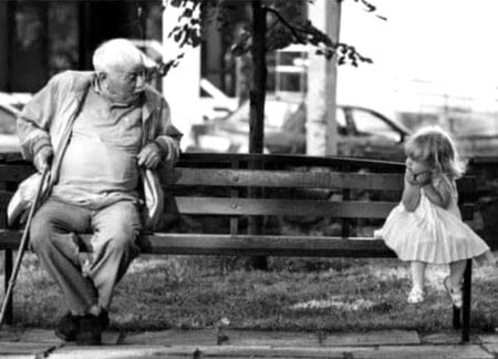 دونوں کے درمیاں ایک گز اور ستر سال کا فاصلہ ہے 
مگر طبیعت اور مزاجوں میں دونوں یکساں ہیں ۔۔۔
____InNoCeNt🍁💦👈