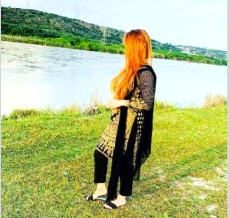 رشتوں کی یہ نازک ڈوریں توڑی تھوڑی جاتی ہیں
اپنی آنکھیں دُکھتی ہوں تو پھوڑی تھوڑی جاتی ہیں
یہ کانٹے یہ دھوپ یہ پتھر ان سے کیسا ڈرنا ہے
راہیں مشکل ہو جائیں تو چھوڑی تھوڑی جاتی ہیں🔥