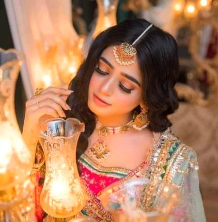 وہی بے ربط یارانے ، وہی فنکاریاں اُس کی
بڑا بے چین کرتی ہیں ، تعلق داریاں اُس کی
مُحبت کر کے بھی اُس شخص نے بدلی نہیں عادت
نہ اچھی رنجشیں اُس کی نہ اچھی یاریاں اُس کی
بہت تکلیف دیتی ہیں، کہ دونوں کو نہیں بھاتیں
اُسے آسانیاں میری ، مُجھے دشواریاں اُس کی
کئی دن سے فقط ، اِک خاموشی کا ربط قائم ہے
بہت یاد آ رہی ہیں ، آج دل آزاریاں اُس کی
کہاں تک ساتھ چل سکتے تھے ، ہم کہانی میں
اِدھر میری جنوں خیزی ، اُدھر بیزاریاں اُس کی🔥 Mahii 💔
