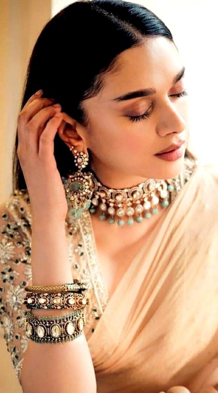 اَے عِشق نہیں ممکن اَب لَوٹ کَے گھر جانا.
یا دِل میں اُتَر جانا یا دِل سے اُتَر جانا.
ہو جَذب کی جَب مَنزِل ہَستی و عَدَم کیسے،
کیا پار اُتَرنا اُور کیا ڈُوب کَے مَر جانا💔Unzii🥀