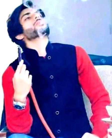 اکیلے پن نے بگاڑی ہیں عادتیں میری
وہ لوٹ آئے تو ممکن ہے سدھر جاؤں