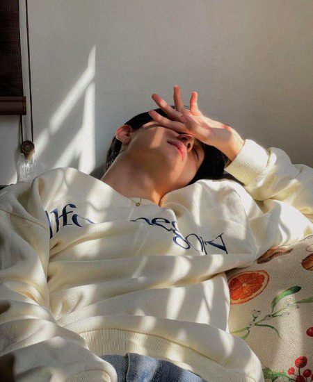 روشن کرنوں میں کھویا چہرہ،
خوابوں کا سا ایک پہر ہے یہ۔
تھکن سے بھرا، مگر پُر سکون،
دل کہہ رہا — “بس ٹھہر ہے یہ۔” 🌤️✨