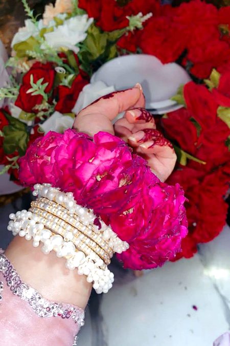 تم جو رکھتے ہو فقط میرے مسکرانے پر نظر ☺️
تم نے کبھی دیکھا ہی نہیں مجھ کو اکیلے میں 💔