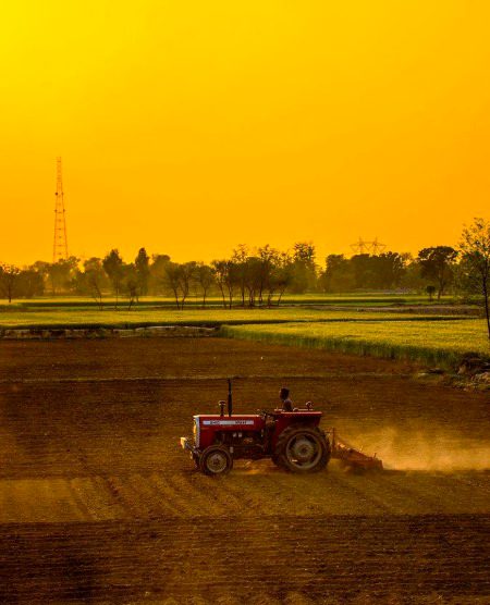 روک لیتے ہیں میرے کھیت مجھے جانے سے
میں اگر گاؤں سے باہر کہیں جانا چاہوں میں