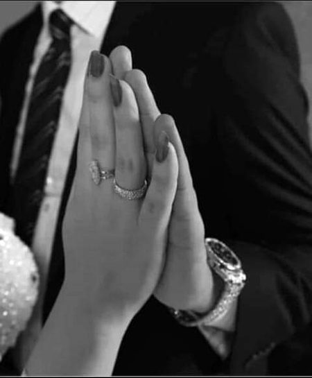 سنو جاناں!
آؤ مل کے سب نقطے مٹا دیں
"میں" اور "تم" کو
"ہم" بنا دیں🔥 Mahii 💔