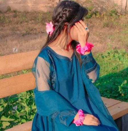 اتنا آسان تو نہیں ہے مجھے پڑھ لینا...
میں لفظوں کی نہیں جذبات کی کتاب ہوں.!! 💕
