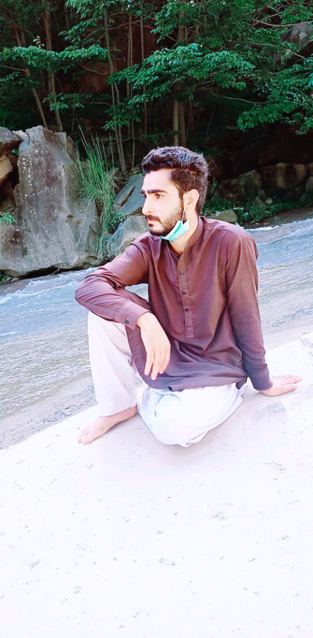 Atay atay yunhi damm bhar ko ruki hogi bahar...
Jatay Jatay yun hi pall bhar ko khizaan thehri hai...
