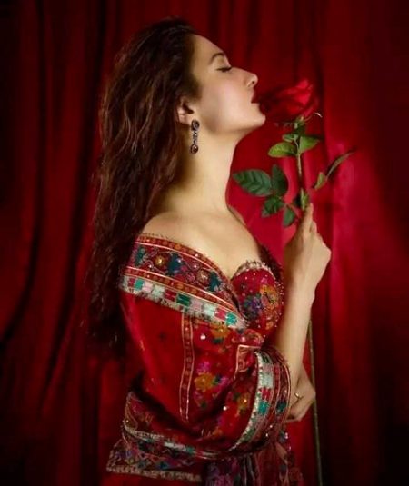 ھم اپنی اپنی راہ ٫ چل دیے مگر.. 
عجیب ھے ٫ وھیں رُکا ھُوا ھے دِل💔Unzii🥀