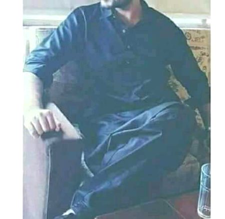 اس پر سب کالا جچتا ہے🖤
کالے کپڑے ، کالی گھڑی ، کالا تل ، کالا دل🙂