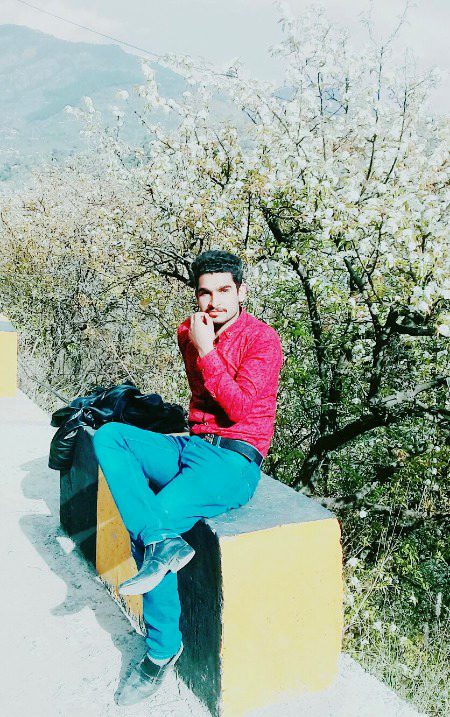 Socha hai k ab kaar_E_maseeha na karen gay...
Woh khoon b thookay ga to parwah na karen gay...