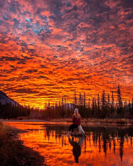 Have you ever seen a sunset this good? Policeman’s Creek in Canmore, Alberta 🌅  🇨🇦