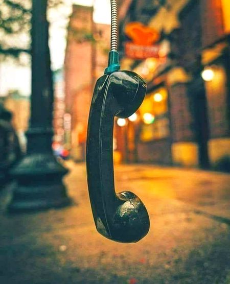 فون کے اس پار دل نہ لگایا کریں
ورنہ کبھی کبھی
کسی کی ہری بتی کے ساتھ ہی دل بھی بجھ جاتا ہے
ایک میسج کا ریپلائی نہ ملنے پر
پہروں رونا پڑ جاتا ہے
اور کبھی کبھی
ہمیشہ کے لئے رک چکے لاسٹ سین کے ساتھ ہی
زندگی بھی کہیں رک جاتی ہے
فون کے اس پار دل نہ لگایا کریں🔥 Mahii 💔