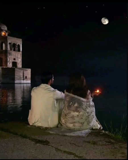 "میں نے تمہیں صرف چاہا نہیں، تمہیں جیا ہے —
تم میرے اندر اس طرح دھڑکتے ہو، جیسے کوئی زخم جو بھرنے سے انکار کرتا ہو،
جیسے کوئی دعا جو سجدے میں رہ گئی ہو،
اور جیسے وہ صدا، جو ہر بار لبوں تک آ کر، بس تمہارے نام پر رک جاتی ہے۔"🙂🖤