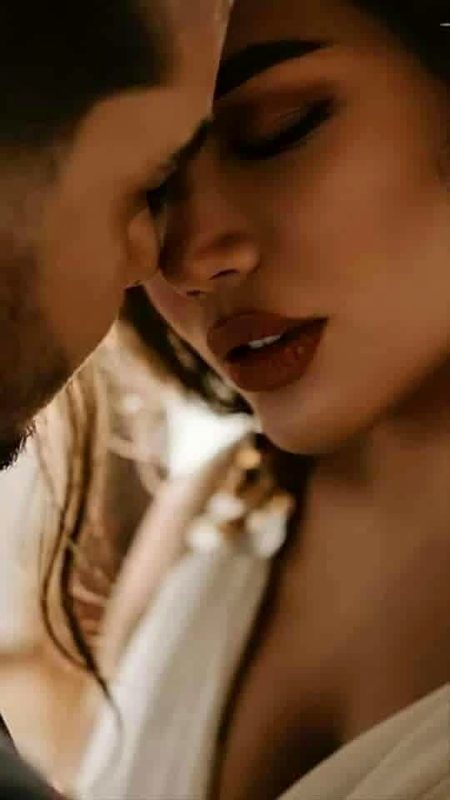 عدوئے جاں ہی سہی ہم , مگر غنیمت ہے
وہ اک لحـاظ سے ، اپنا تو مـان لیتے ہیں
بھلا ہو ، ایسے محـبت شناس لـوگوں کا 
جو دل کی بات نگاہوں سے جان لیتے ہیں
🥰janm