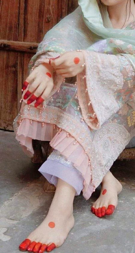 جن پہ دنیا تمام ھو جاۓ
ان سےآگے جہاں نہیں ھوتے🔥 Mahii 💔