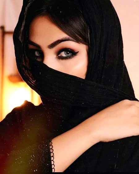 نا جانے کتنوں کی آنکھوں کا رزق ہوتے ہیں
خُدا امان میں رکھے حسین لوگوں کو🔥 Mahii 💔