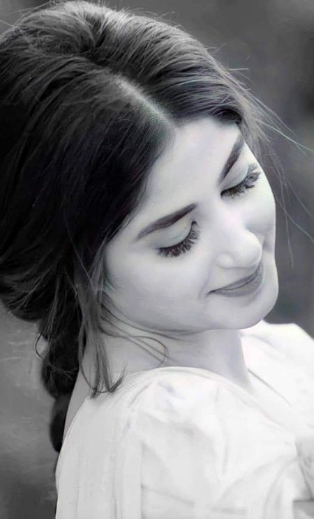 ہوائیں سرد ھو جائیں.
یا لہجے برف ھو جائیں.
ہم اُس کی یاد کی چادر کو_
خود پہ تان لیتے ہیں.
سُنو_
درویش لوگوں کی
کوئی دنیا نہیں ھوتی_
ملے جو خاک رستے میں ۔۔۔
اُسی کو چھان لیتے ہیں..
اگر وہ روٹھ جائے تو
ہماری جاں نکلتی ھے_
یہ سانسیں جاری رکھنے کو .
ہم اُس کی مان لیتے ھیں💔Unzii🥀