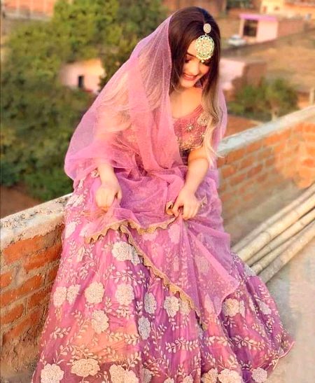 Betiya tetliyon jesi 
Betiya pholo jesi naZuk 
Ya ketni pyari lgti ha 
جُگنو 💞🥰