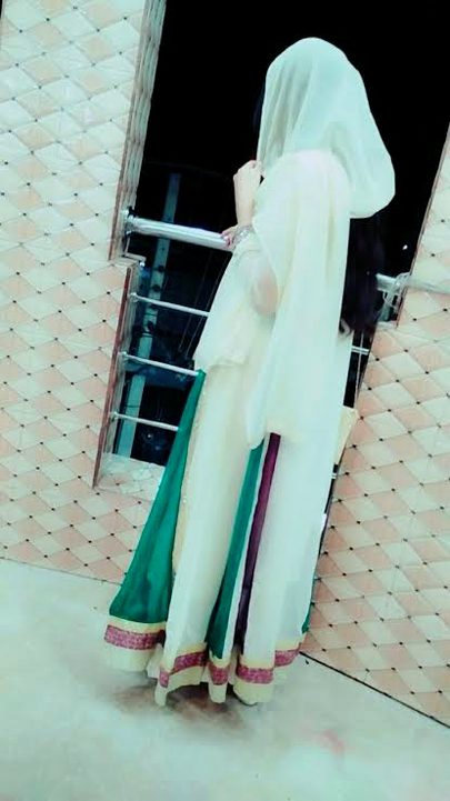 مجھے اچھا لگتا ہے اپنی ذات میں رہنا 
مجھے بھاتا نہیں لوگوں سے شناسا ئی کرنا🔥👑