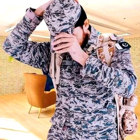تیری محبت کی حفا ظت کچھ اس طرح کی ہم نے
جب کبھی کسی نے پیا ر سے دیکھا نظریں جھکا لی ہم نے۔