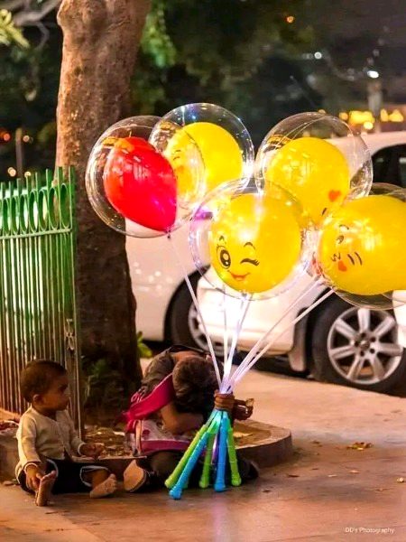 یہ ہنستے کھیلتے قصبے کہیں کھنڈر نہ بن جائیں 
ہمیں وقتاََ فوقتاً چومتے رہنا کہ ہم پتھر نہ بن جائیں🙏💔