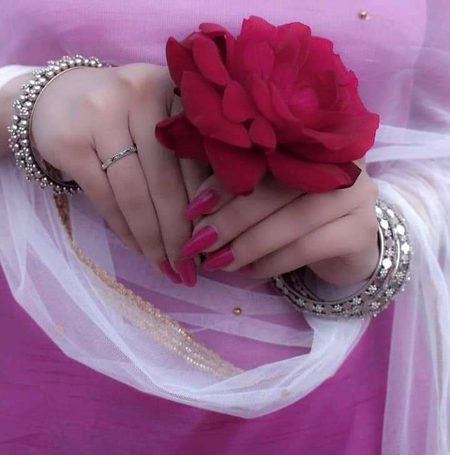 جنہیں ساتھ رہنا ہو وہ خود بہانے بنا کر ساتھ رہتے ہیں سو خامیوں میں کوئ ایک خوبی دیکھ لیتے ہیں ۔دل کے رشتے کسی بھی چیز کے محتاج نہیں ہوتے 💞