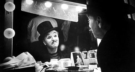 عجیب  شرط  ھے  میرے  ہدایتکار  کی 
مسخرہ بھی بننا ھے مسکرانا بھی نہیں
🖤😔